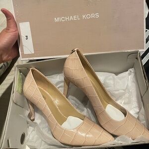 Michael kors soft pink heels pump
